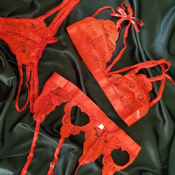 Brand new 3 set lingerie set available in s,m and l . - Picture 4 of 5